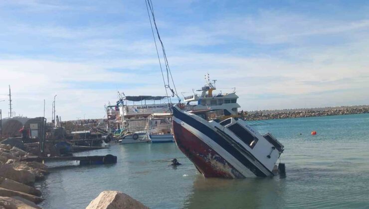 Fırtınayla birlikte suya gömülen tekne vinçle karaya çıkarıldı