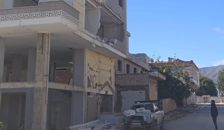 Gaziantep’te ağır hasarlı binanın duvarı aracın üzerine çöktü