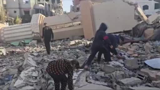 Gazze’de çocuklar cami enkazından Kur’an sayfalarını topluyor