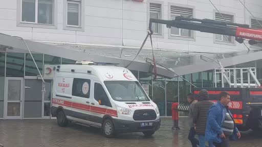 Hastane girişi ambulansın üzerine çöktü