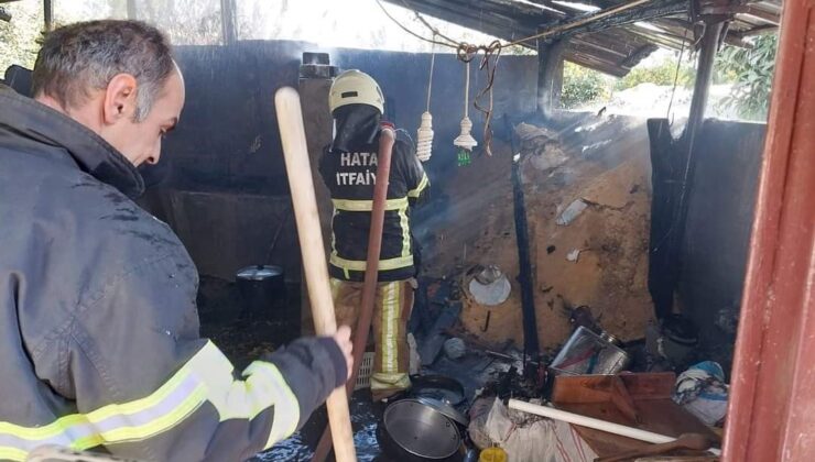 Hatay’da ahırda samanlık yanarak kül oldu