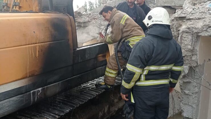 Hatay’da iş makinesi yandı