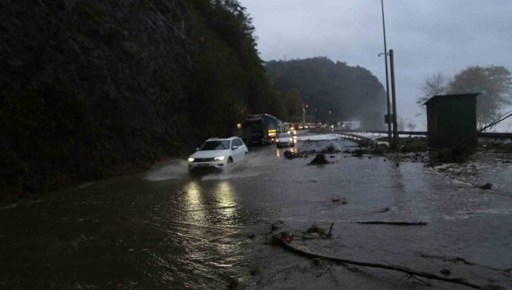 Hopa-Kemalpaşa arasındaki Karadeniz Sahil Yolu dalgaların hışmına uğradı