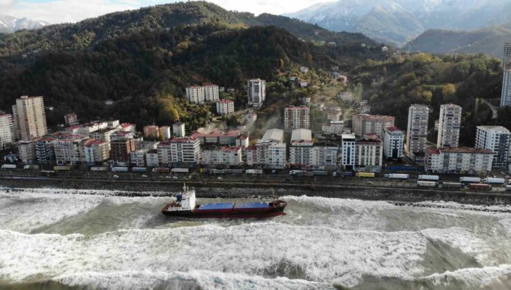 Hopa´da karaya oturan yük gemisi bulunduğu yerden kurtarılmayı bekliyor