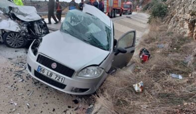 Isparta’da otomobiller çarpıştı: 1 kişi öldü, 1’i doktor 3 sağlıkçı yaralandı