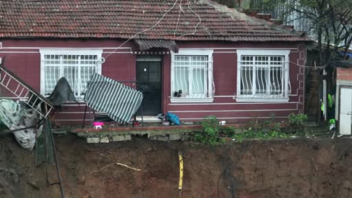 İstanbul’da fırtına ve şiddetli yağış nedeniyle toprak kaydı: 6 kişilik aile ölümden döndü