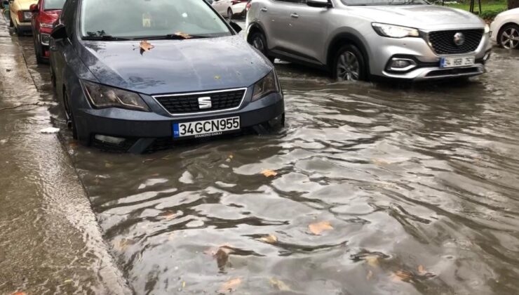 İstanbul’da sağanak yağış caddeleri göle döndürdü: Merdivenden akan su şelaleyi andırdı