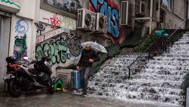 İstanbul’da sağanak yağış vatandaşlara zor anlar yaşattı