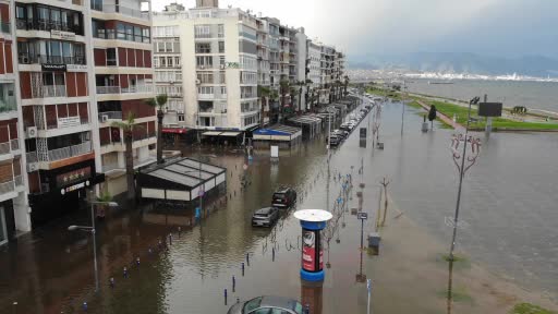 İzmir’de fırtınanın verdiği hasar gün aydınlanınca ortaya çıktı