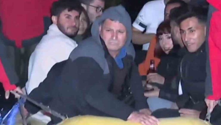 İzmir’de selde mahsur kalan vatandaşlar botla kurtarıldı