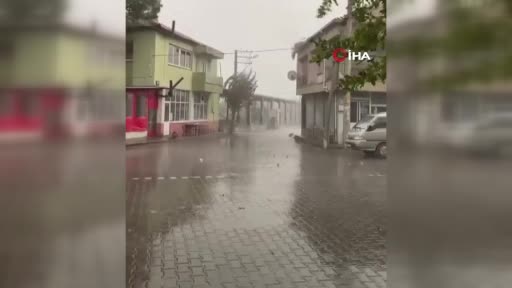 İzmir’de şiddetli fırtına çatıyı böyle uçurdu