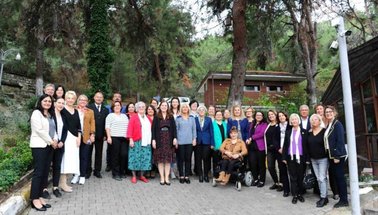 İzmir’deki kadın politikaları Balçova’da konuşuldu