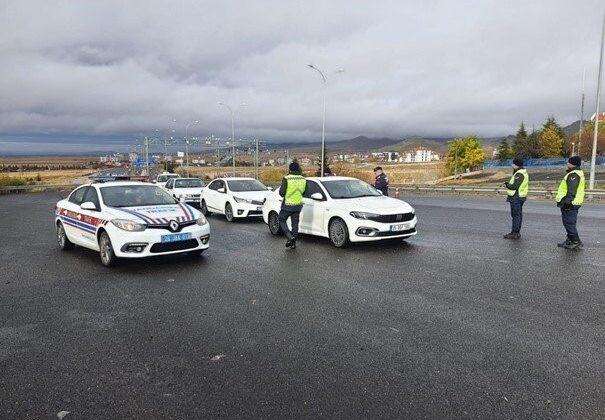 Jandarma trafik denetimlerinde 5 bin 557 sürücü kontrol edildi