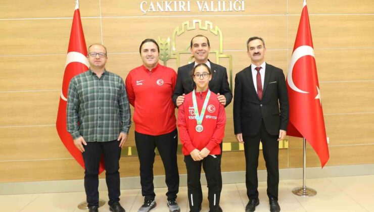 Jimnastik şampiyonasında dünya ikincisi olan genç sporcuya Vali Taşolar’dan tebrik