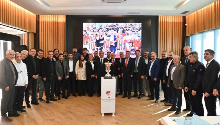 Kahramanmaraş’ta İstiklal Sporun şampiyonluk kupası