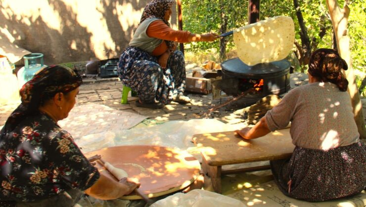 Kahramanmaraş’ta kadınlar bir araya gelerek imece usulü ekmek yapıyor