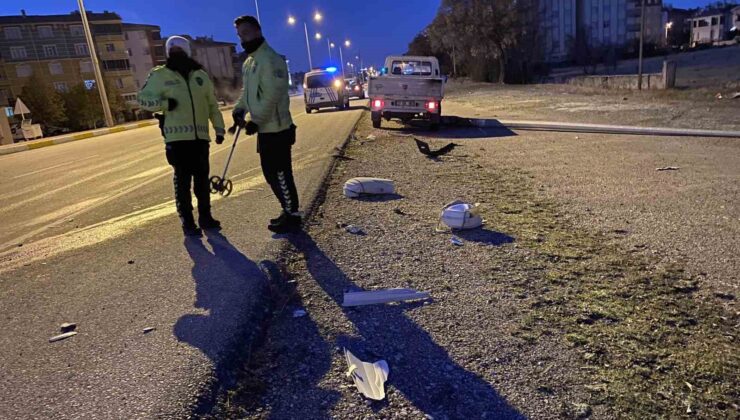 Kamyonet aydınlatma direğine çarptı: 1 yaralı