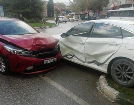 Karabük’te kavşakta iki otomobil çarpıştı: 1 yaralı