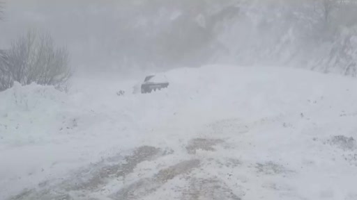 Karda mahsur kaldılar: 4 kişi ölümden döndü