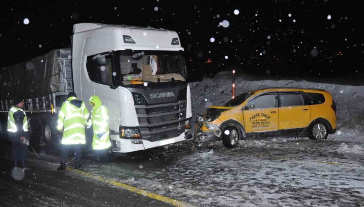 Kars’ta tır ile taksi çarpıştı: 1 ölü, 3 yaralı