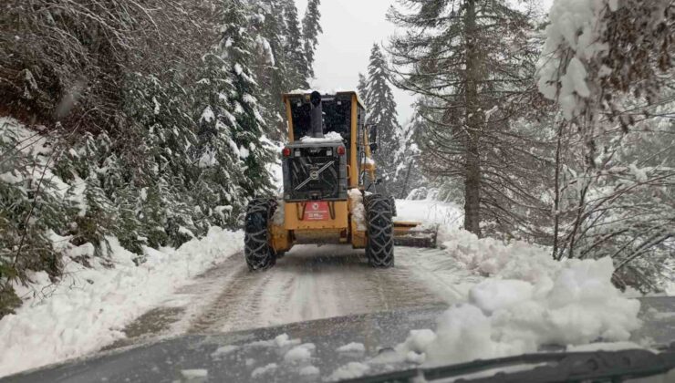 Kastamonu’da kardan kapanan yollarda çalışmalar sürüyor