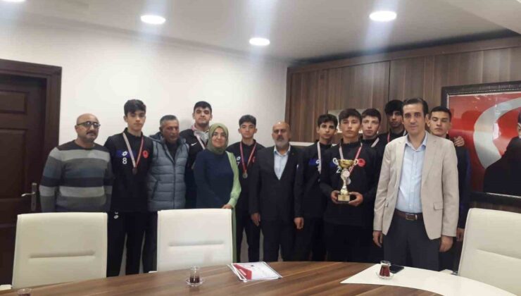 Kaymakam Topsakaloğlu, dereceye giren sporcuları kabul etti