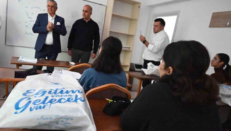 Kemer’de kurs merkezi öğrencilerine ücretsiz kitap dağıtıldı