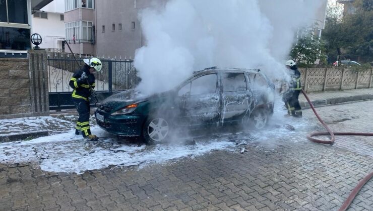 Kırklareli’de park halindeki otomobil alev aldı