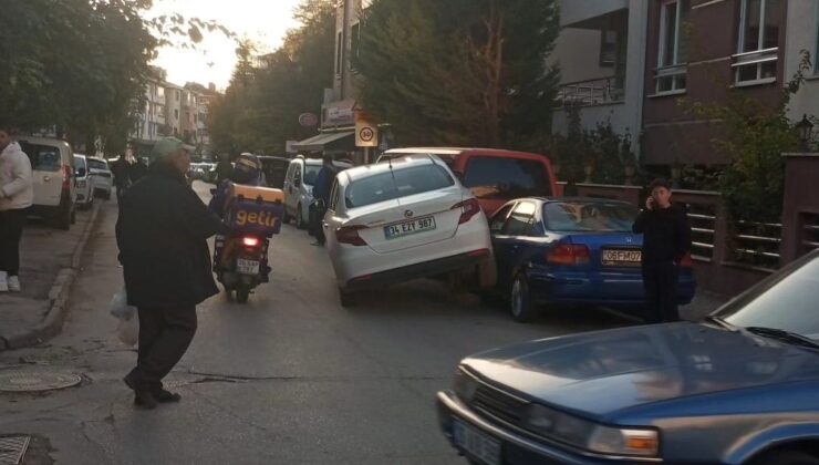 Kontrolden çıkan araç park halindeki otomobilin üzerine çıktı