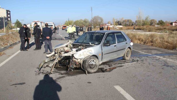 Kontrolden çıkan otomobil karşı şeritteki otomobille çarpıştı