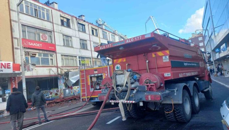 Konya’da 4 katlı iş hanının çatısında yangın