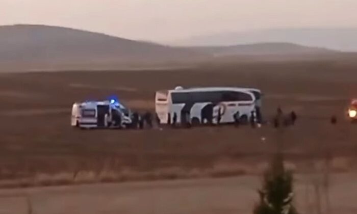 Konya’da yolcu otobüsü traktöre çarptı: 8 yaralı