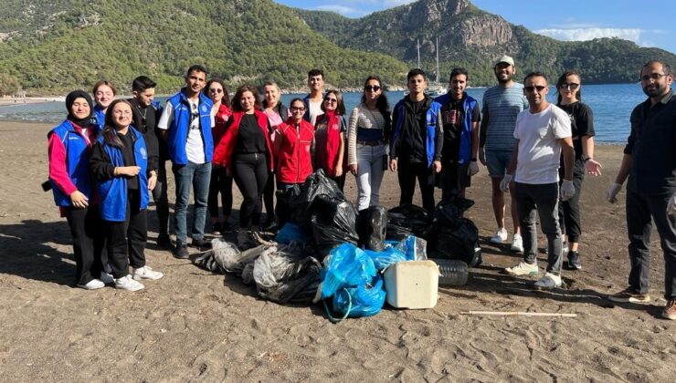 Köyceğiz Gençlik Merkezi gönüllüleri Ekincik sahilinde temizlik yaptı