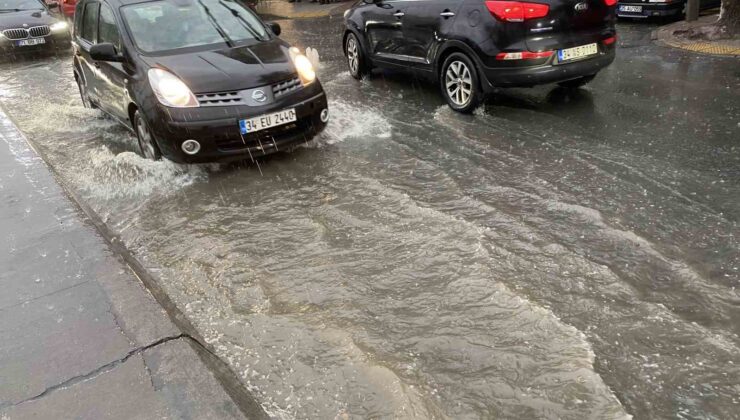 Küçükçekmece’de rögarlar taştı, yollar göle döndü