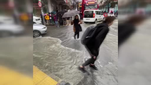 Küçükçekmece’de rögarlar taştı, yollar göle döndü