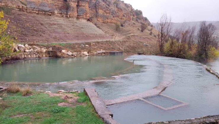 Kuraklık nedeniyle suyu çekilen havuzlar şiddetli yağışlarla birlikte doldu