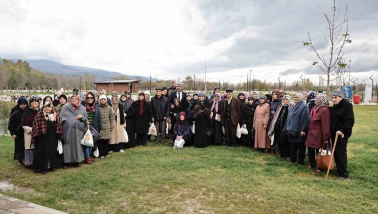 Kütahya Belediyesi, 65 yaş ve üzeri vatandaşlara Kütahya’yı gezdirdi