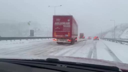 Kuzey Marmara Otoyolu’nda yoğun kar yağışı: Sürücüler ulaşımda güçlük çekiyor