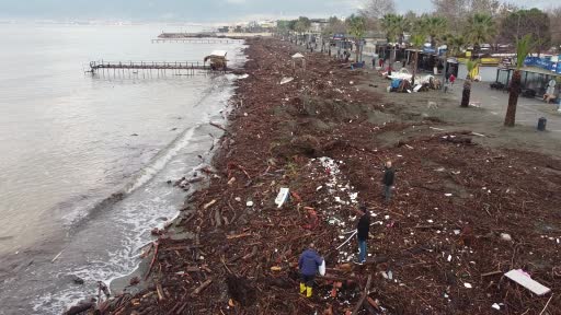 Lodos fırtınası sonrası sahiller tonlarca çöp ve odun parçası ile doldu