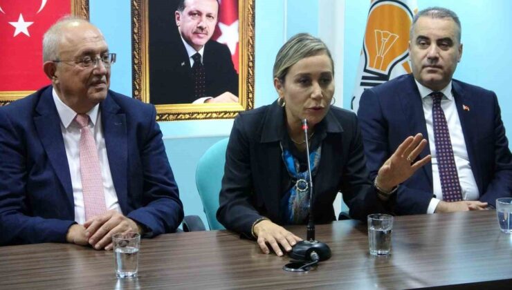 Manavgat’ta 40 kadın AK Parti saflarına katıldı