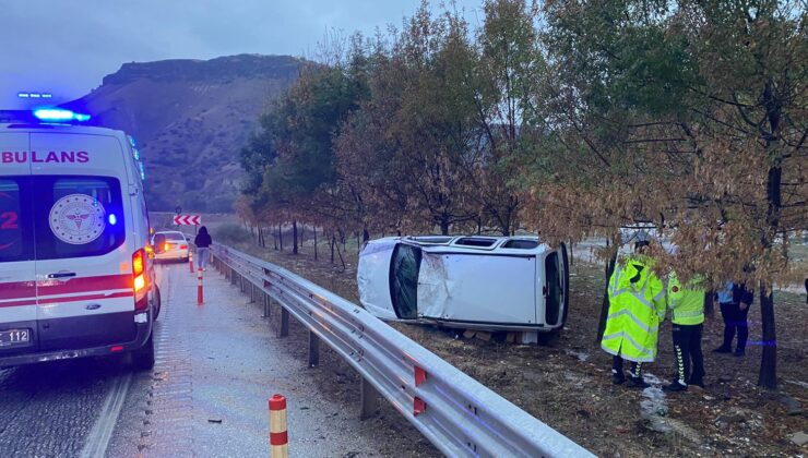 Manisa’da bariyerlere çarpan araç yan yattı: 1 yaralı