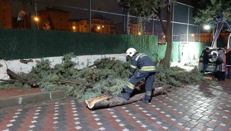 Manisa’da büyükşehir ve MASKİ ekipleri fırtına ve sağanak yağış mesaisinde