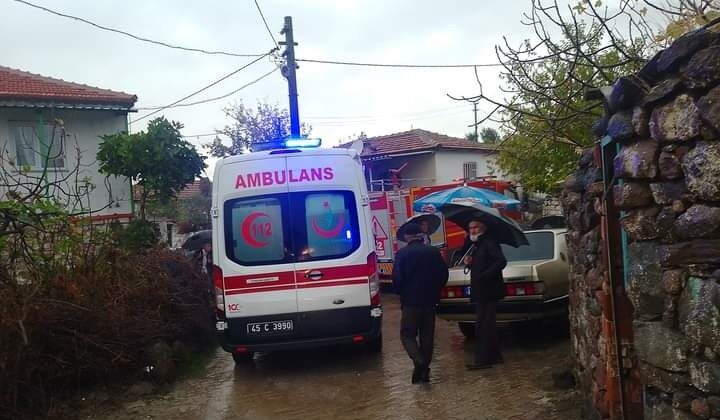 Manisa’da evin çöken duvarının altında kalan 91 yaşındaki kadın yaralandı