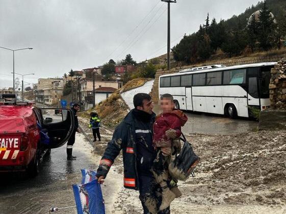 Mardin’de çamura saplanan çocuğu itfaiye kurtardı