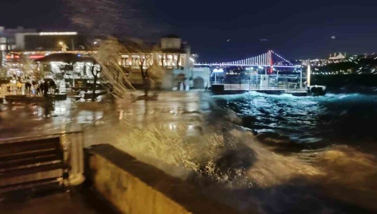 Marmara Denizi’nde fırtına: Dalgalar 2 3 metreye ulaştı, seferler iptal edildi
