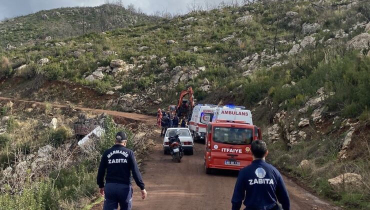 Marmaris’te kereste yüklü kamyon devrildi