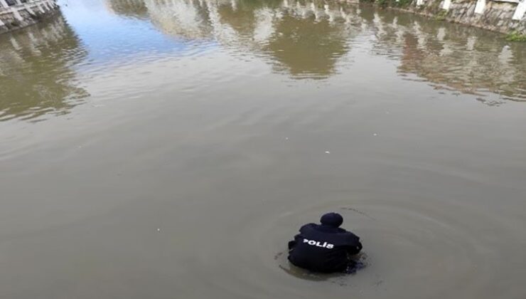 Martıları beslerken dereye düşürülen cüzdanı dalgıç polis çıkardı