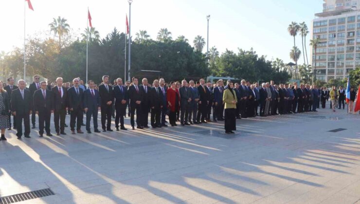 Mersin’de Öğretmenler Günü dolayısıyla Atatürk Anıtı’na çelenk sunuldu