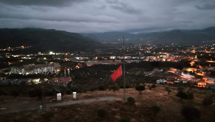 Milas’ta 10 Kasım’da yarıya indirilen Türk Bayrağı, halen göndere çekilmedi