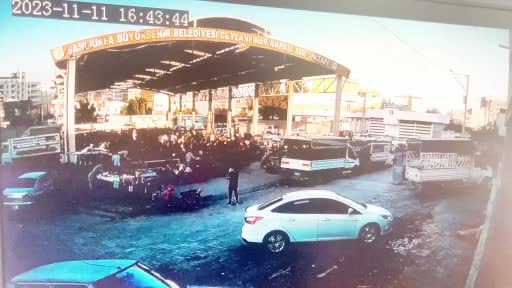 Motosikletin halk pazarından çalınma anı kameraya yansıdı